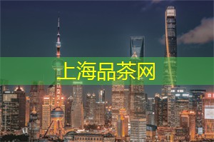 夜晚的水岸边慢步，悠享惬意时光